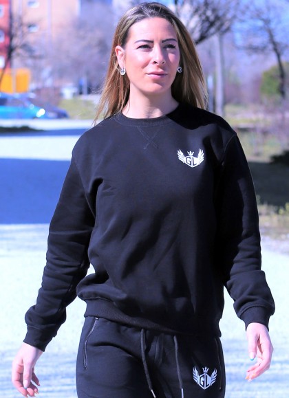 SUDADERA BASIC BLACK THE QUEEN - FITNESSSTORE